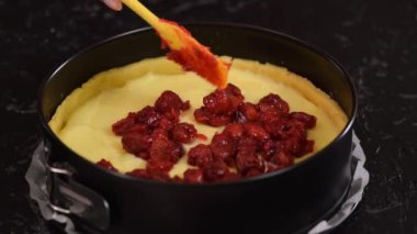 Kız kiraz dolgulu turta yapıyor. Tatlı yemek..