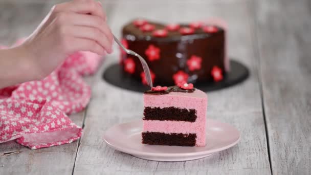 Ein Stück leckerer Erdbeermousse-Kuchen. — Stockvideo