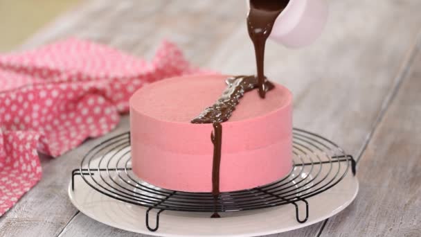 ストロベリームースケーキにチョコレート釉薬をかける. — ストック動画