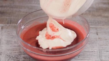 Çilekli dondurmayı kaseye karıştırıyorum. Ev yapımı yemek..