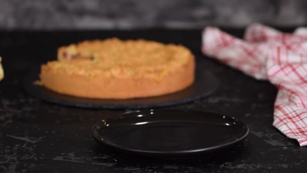 Stuk heerlijke kersentaart met korstdeeg en vanillepudding. — Stockvideo