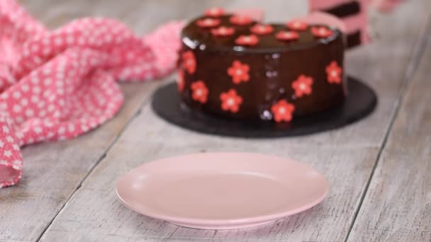 Een stukje heerlijke aardbeienmousse cake. — Stockvideo