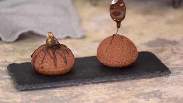 Postre francés Chocolate Choux au Craquelin. Verter chocolate sobre los profiteroles . — Vídeos de Stock