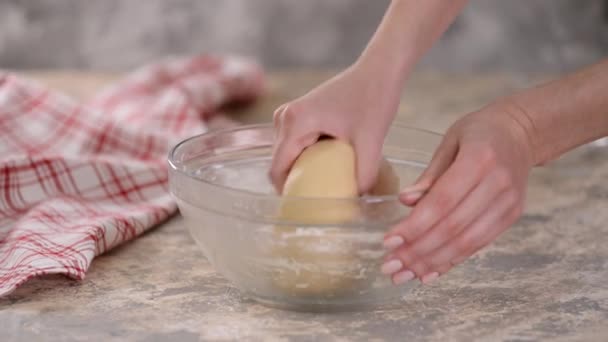 Mujer amasando masa en un tazón de vidrio . — Vídeos de Stock