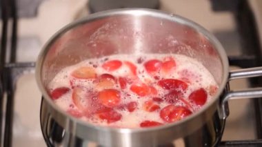 Kiraz reçeli. Etkin kaynama süreci.