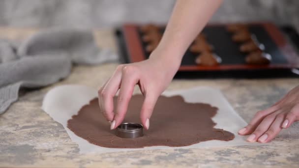 Een vrouw die chocoladekorstdeeg in cirkels snijdt. Choux Buns maken met Craquelin. — Stockvideo