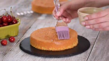 Şurubu ile sünger kek katman iliklerine.