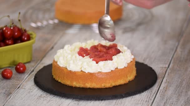 Frau macht die nackte Kirschtorte mit Vanillecreme. — Stockvideo