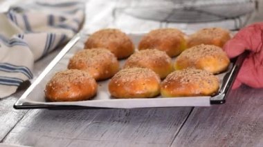 Fırında pişmiş hamur köfteli hamur tatlısı. Tatlı ekmek.