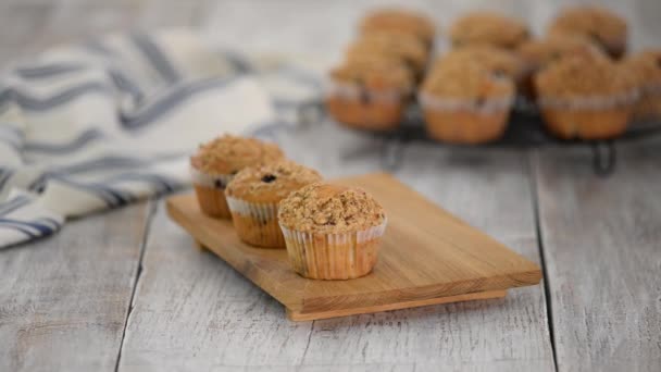 Muffins caseros de arándanos para el desayuno . — Vídeos de Stock