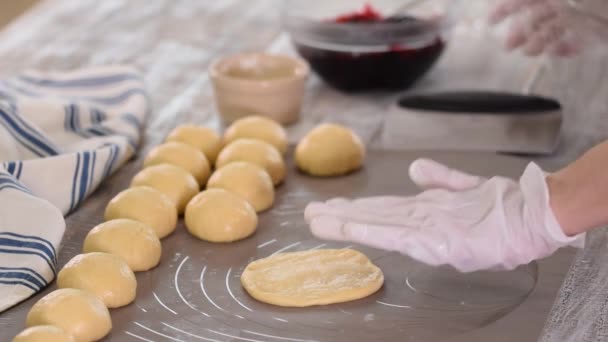 Fare panini di lievito dolce con ripieno di bacche. Il concetto di cottura. — Video Stock