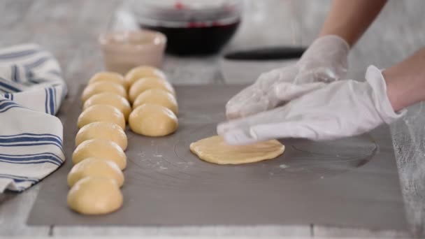 Fazendo bolos de fermento doce com recheio de baga. O conceito de cozimento . — Vídeo de Stock