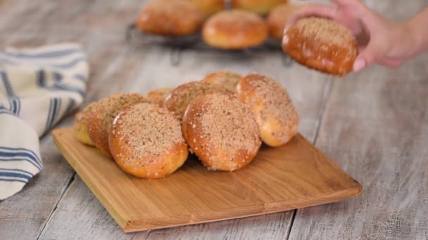 Σπιτικά ψωμάκια μαγιάς με crumble. Γλυκό ψωμί. — Αρχείο Βίντεο