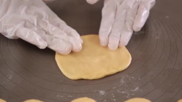 Laver søde gærboller med bærfyld. Begrebet bagning. – Stock-video