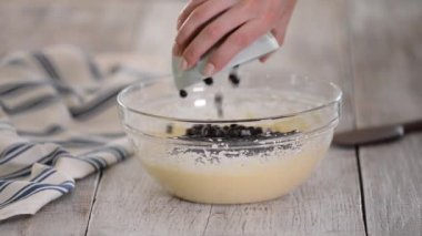 Hamuruna yabanmersini ekle. Bir kasede çiğ hamur yoğurmak.