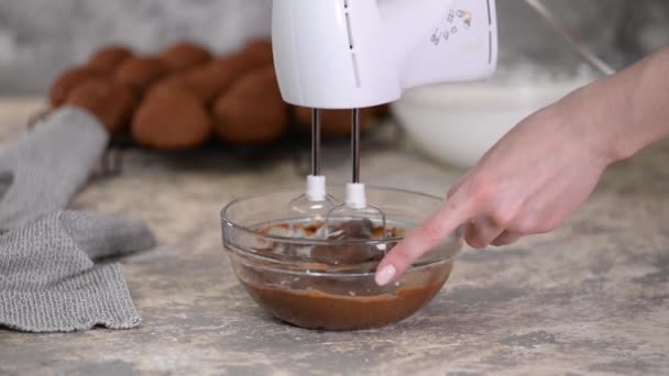 Creme de chocolate chicoteado profissional Baker para bolo ou doces em uma tigela . — Vídeo de Stock