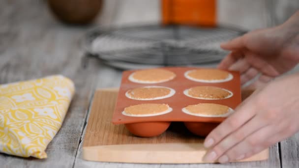 Chef neemt bevroren mousse cakes van snoepgoed vorm. — Stockvideo