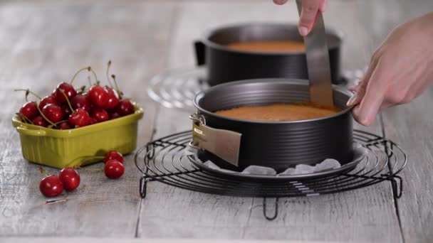 Cocinar sacando pastel de capa de forma de pastel . — Vídeos de Stock