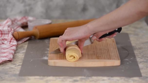 Chef skär med en kniv i lika delar för bakning krispiga bullar. — Stockvideo