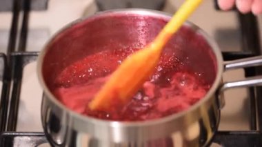 Böğürtlen sosu. Kaynayan Kırmızı Reçel.