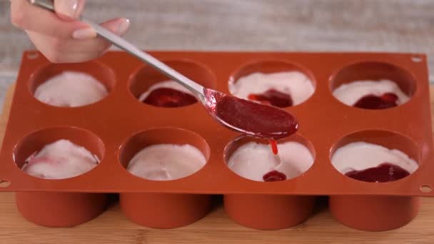 Процесс приготовления домашнего мороженого с ягодами. — стоковое видео