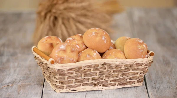 Verse broodjes in mand bij traditionele Franse bakkerij. — Stockfoto