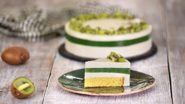 Stück hausgemachter Moussekuchen mit Kiwi. Französischer Kuchen mit frischer Kiwi. — Stockfoto