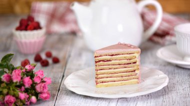 Dilimlenmiş Kremalı Meyveli Kek. Ahududulu Kek.