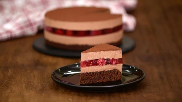 Pedaço de bolo de mousse de chocolate com geléia de framboesa . — Fotografia de Stock