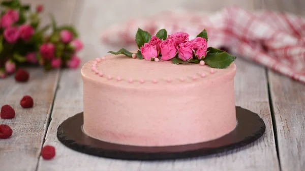 Bolo de camadas com recheio de baga decorado com rosas frescas . — Fotografia de Stock