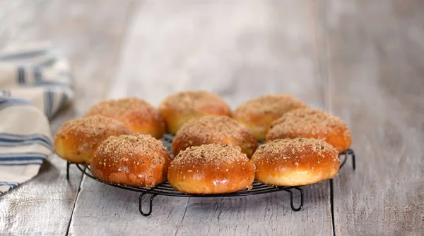 Zelfgemaakte gistbroodjes met afbrokkeling op koelrek. Zoet brood. — Stockfoto