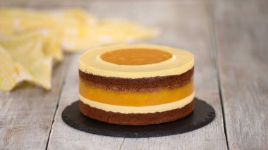 Şeftalili ve jöleli ev yapımı çikolatalı kek..