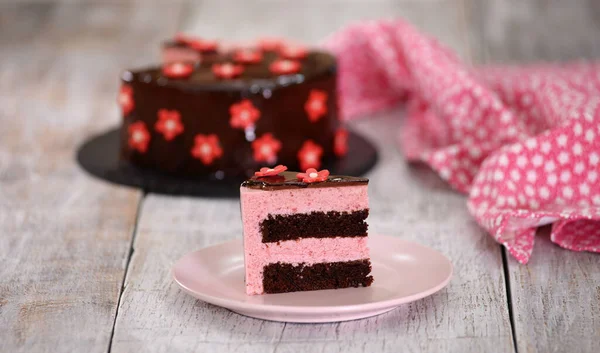 Un morceau de délicieux gâteau à la mousse de fraise. — Photo