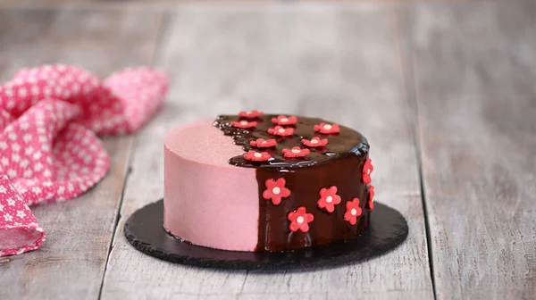 Erdbeer-Mousse-Kuchen mit Spiegelglasur und Zuckerblumen. — Stockfoto