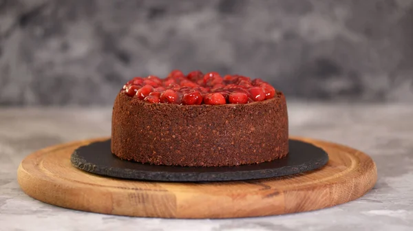 Delicioso cheesecake de chocolate caseiro decorado com molho de cereja . — Fotografia de Stock