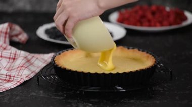 Turta hamuruna el kreması döküyorum..