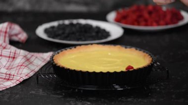 Böğürtlenli kremalı tart yapan kadın. Çilekli tart..