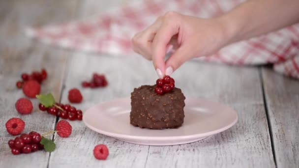 Decorating the chocolate ice cream with berries. — Stock Video