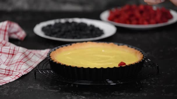 Frau macht Puddingtorte mit Beeren. Torte mit Beeren. — Stockvideo