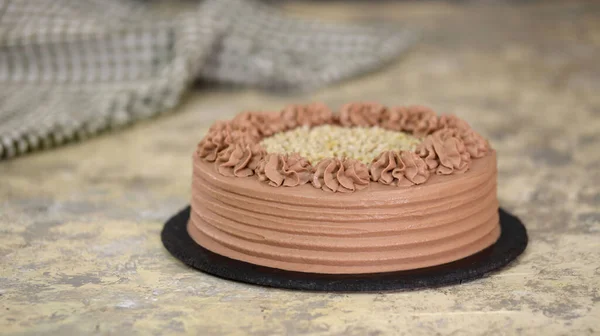 Delicioso bolo de chocolate com nozes. Comida doce . — Fotografia de Stock