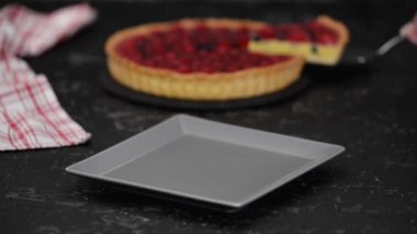 Kremalı ve jöleli çilekli tart..