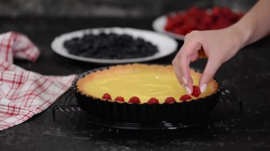 Böğürtlenli kremalı tart yapan kadın. Çilekli tart..