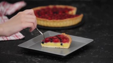 Kremalı ve jöleli çilekli tart..