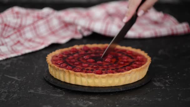 Beerentarte mit Pudding und Gelee schneiden. — Stockvideo