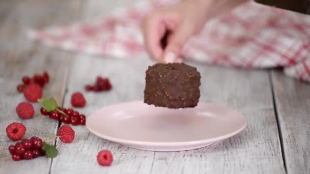 Colocar sorvete de chocolate em um prato rosa . — Vídeo de Stock