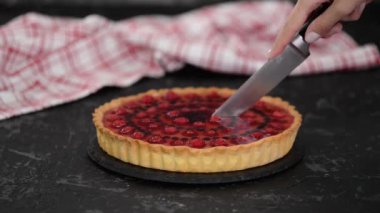 Meyveli tart ve kremalı jöle..