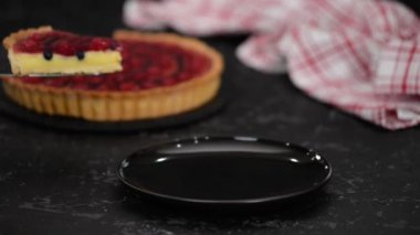 Kremalı ve jöleli çilekli tart..