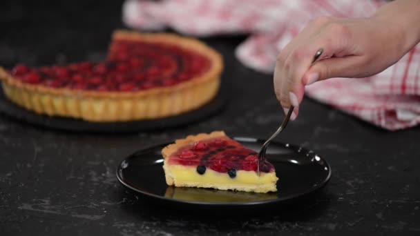 Кусок ягодного пирога с заварным кремом и желе. — стоковое видео