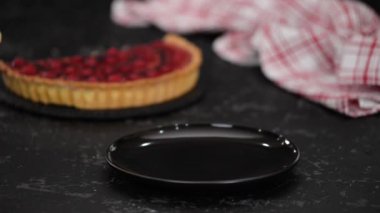 Kremalı ve jöleli çilekli tart..