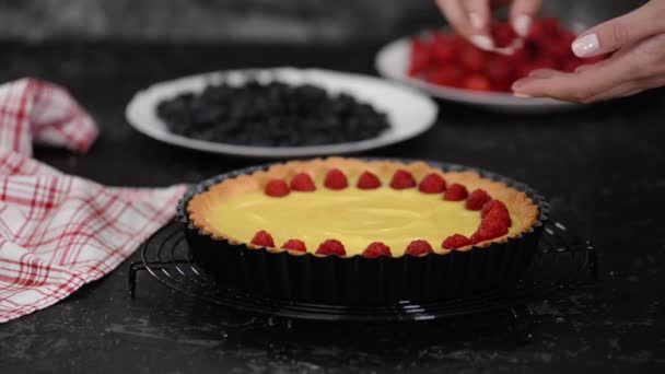 Frau macht Puddingtorte mit Beeren. Torte mit Beeren. — Stockvideo